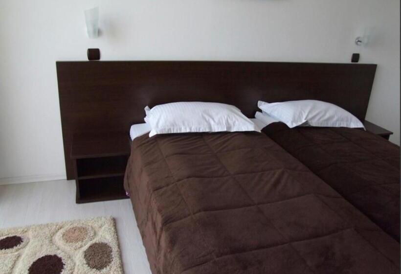 חדר דלוקס, Plaisir