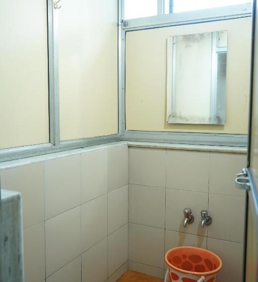 共用房间的床, Sharda Residency