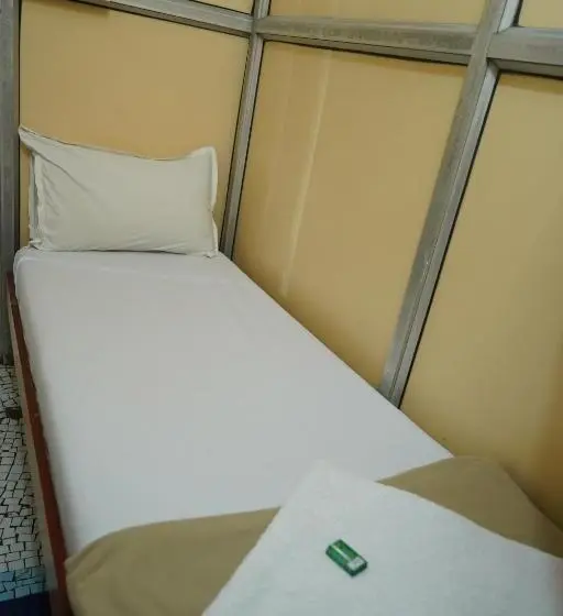 ルームシェアのワンベッド, Sharda Residency