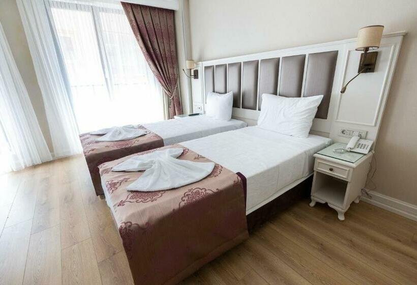 اتاق استاندارد سه نفره, Villa Sweet