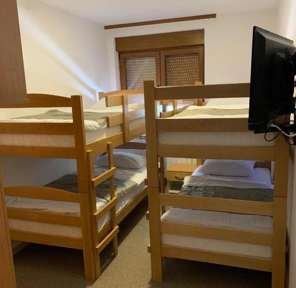 اتاق چهار تخته با دستشویی مشترک, Turistički Centar Vučje