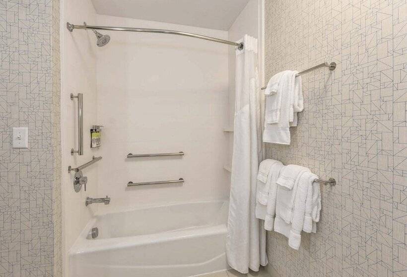 סוויטה מותאמת לאדם עם מוגבלויות, Holiday Inn Express & Suites Jersey City Holland Tunnel, An Ihg