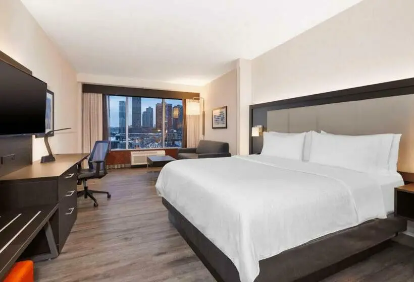 キングサイズベッドのスイートルーム, Holiday Inn Express & Suites Jersey City   Holland Tunnel, An Ihg