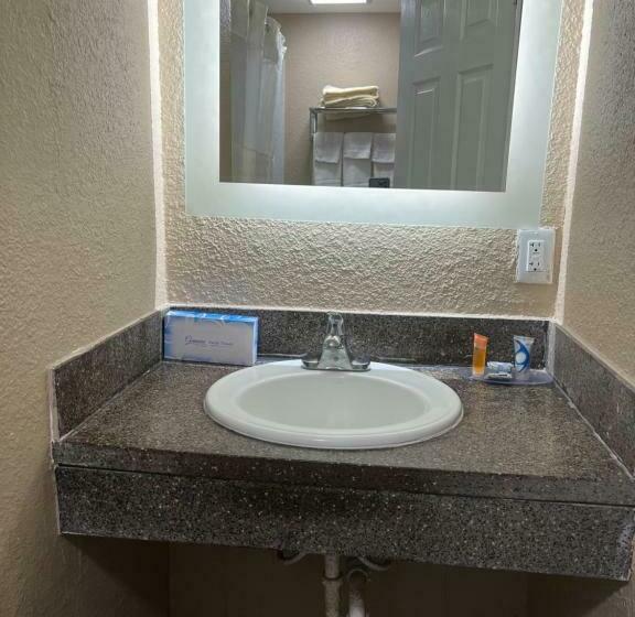 Standard-huone King-vuode, Super 8 By Wyndham Newport News