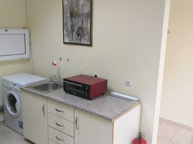 ルームシェアのワンベッド, Happy Hostel