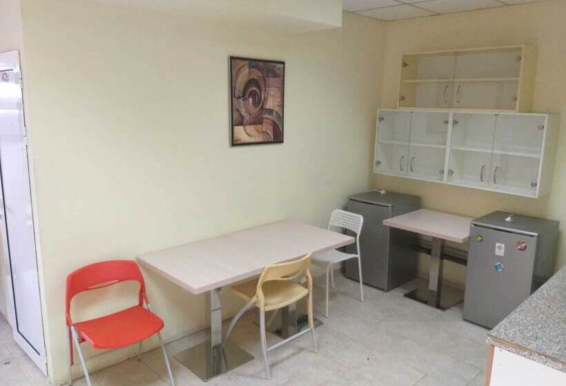 ルームシェアのワンベッド, Happy Hostel