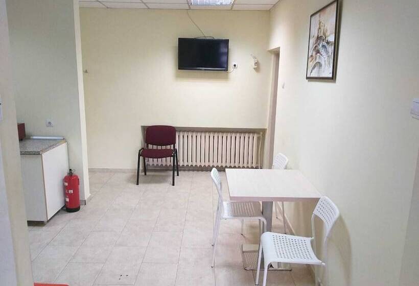 تختخواب در اتاق مشترک, Happy Hostel