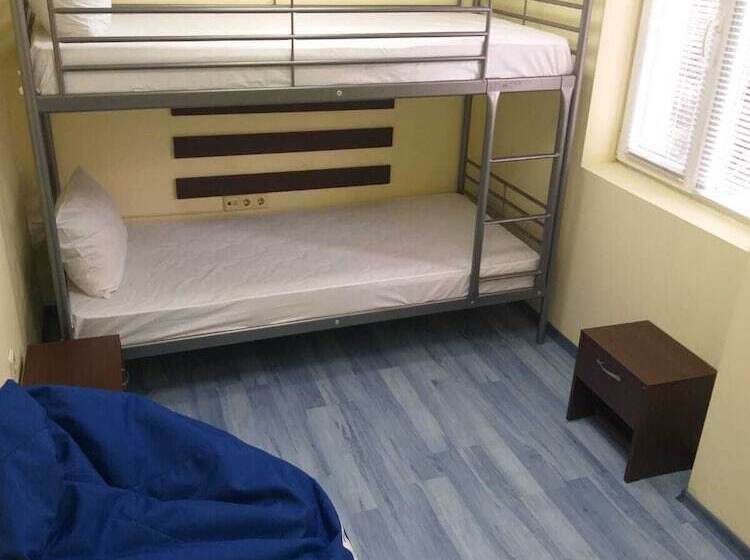 ルームシェアのワンベッド, Happy Hostel