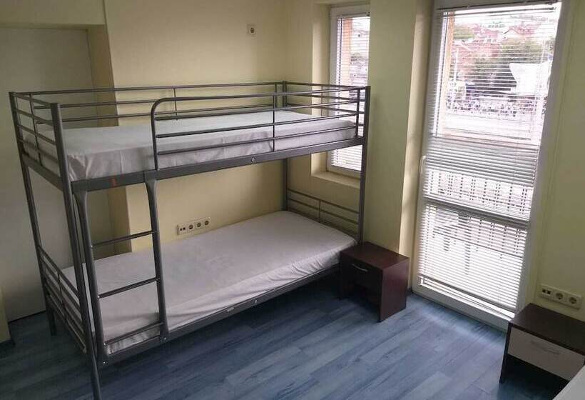 تختخواب در اتاق مشترک, Happy Hostel