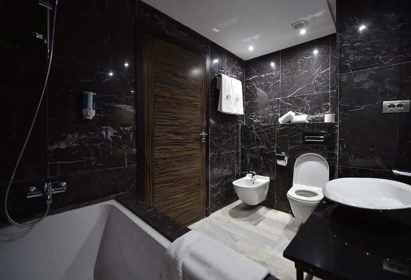 سوئیت با بالکن, Le Yacht Suites