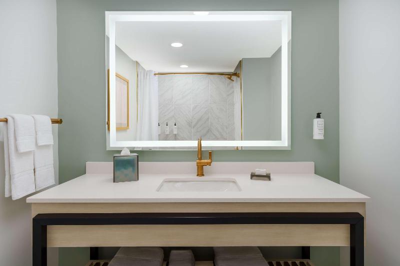 غرفة قياسية سرير ملكى, Beal House Fort Walton Beach, Tapestry Collection By Hilton