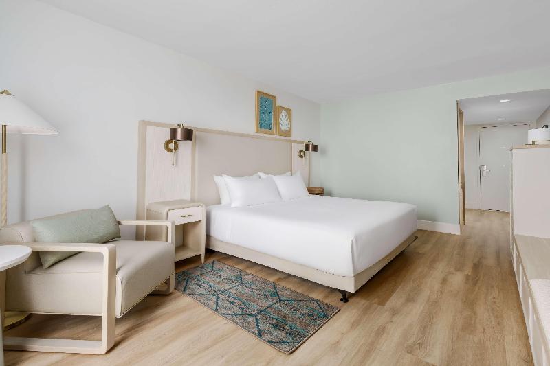 غرفة قياسية سرير كينج لذوى الإحتياجات الخاصة, Beal House Fort Walton Beach, Tapestry Collection By Hilton