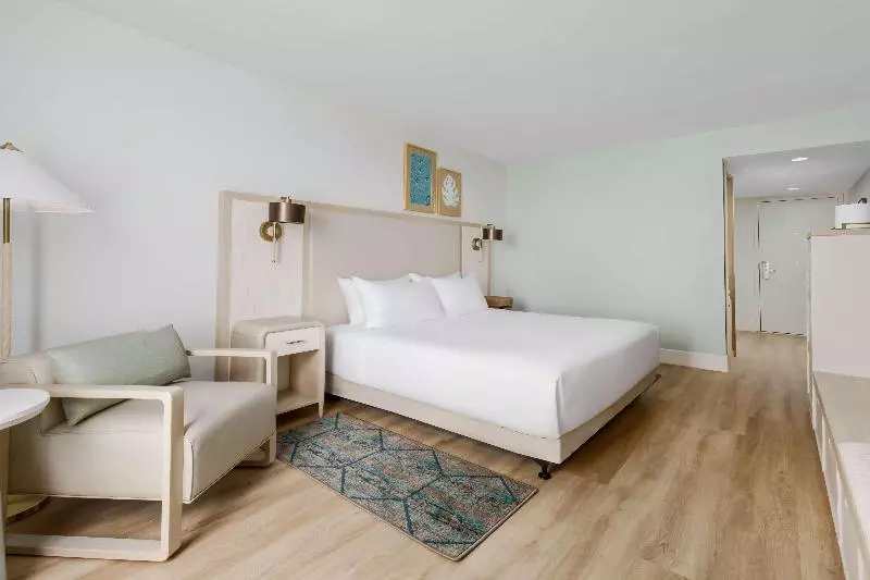身障者適用キングサイズベッドルーム, Beal House Fort Walton Beach, Tapestry Collection By Hilton