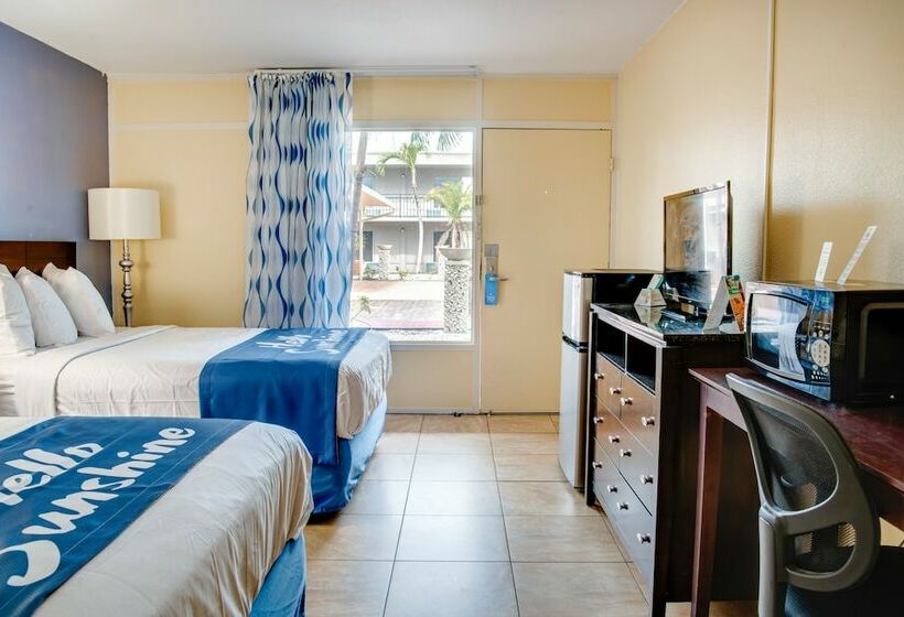 غرفه قياسيه سريرين مزدوجين, Days Inn By Wyndham St. Petersburg / Tampa Bay Area