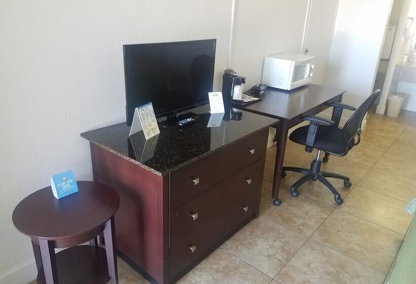 스탠다드 룸 더블 침대, Days Inn By Wyndham St. Petersburg / Tampa Bay Area