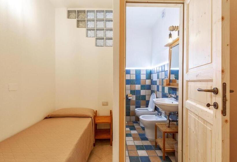 חדר דלוקס לשלושה, Bedbike Baunei