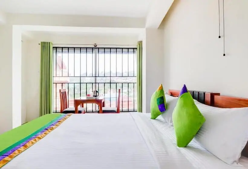 クイーンサイズベッドのスタンダードルーム, Treebo New Redfern, Madikeri