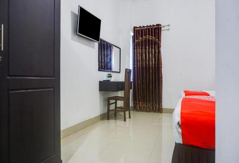 Номер Deluxe, Reddoorz Near Makassar Town Square 2