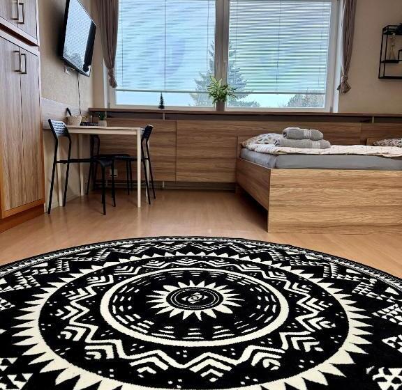 标准三人间共用浴室, Hostel Hodonín