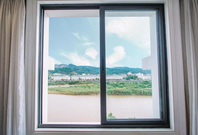 اتاق استاندارد سه نفره, Cao Minh