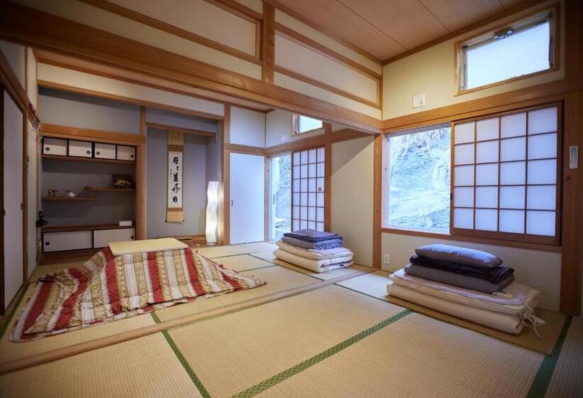 اتاق استاندارد چهارنفره با سرویس بهداشتی مشترک, Tsushima White House