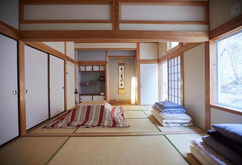 سوییت خانوادگی, Tsushima White House