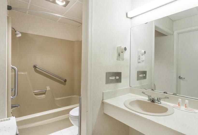 带2个双人床的标准工作室, Days Inn By Wyndham Bedford