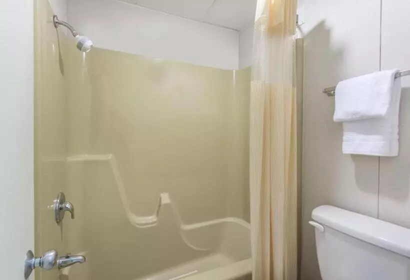キングサイズベッドのスタンダードルーム, Days Inn By Wyndham Bedford