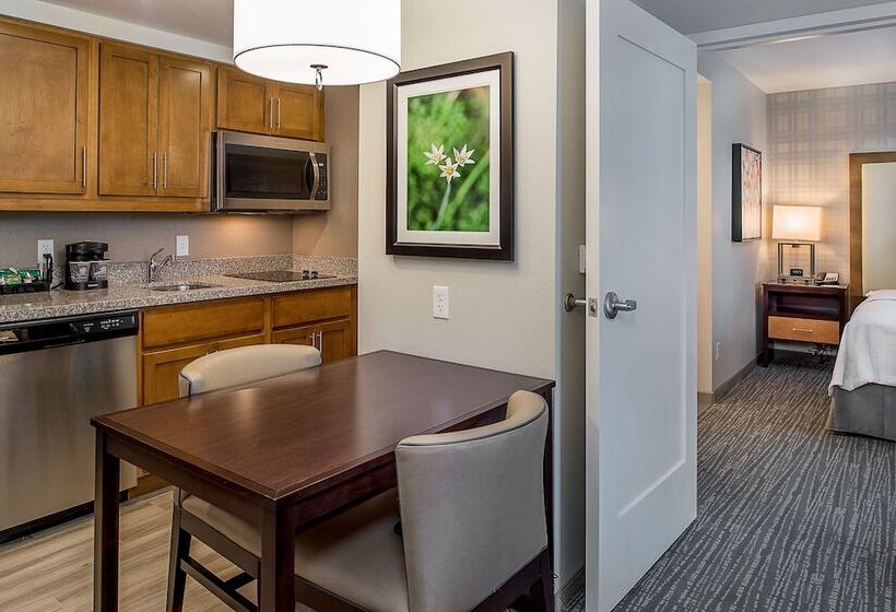 Люкс Кровать Кинг, Homewood Suites By Hilton St. Louis Westport