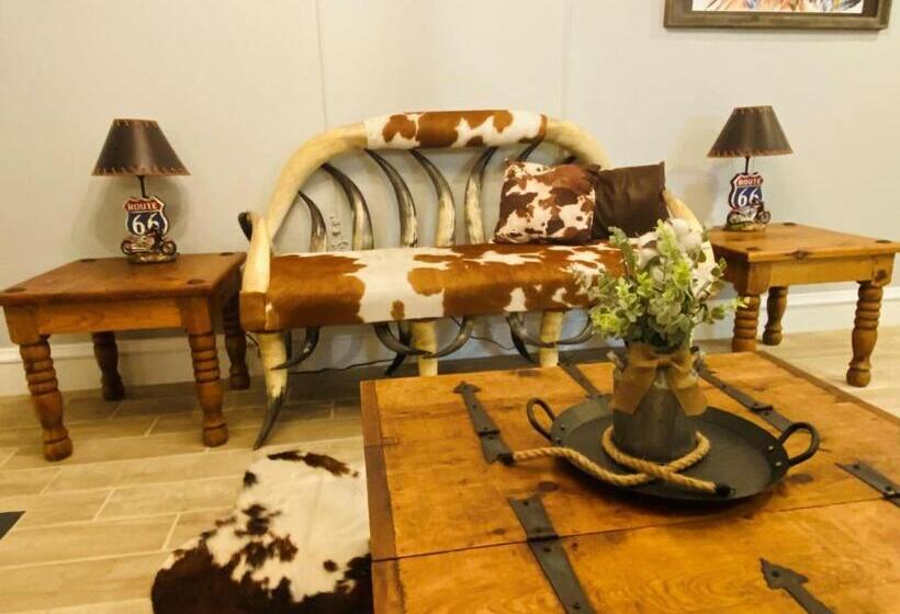 Студия Deluxe, The Big Texan Motel