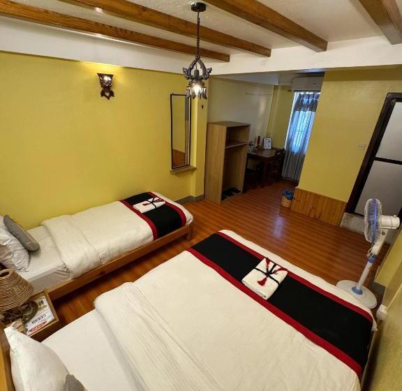 اتاق لوکس سه تخته, Peace And Joy Guest House