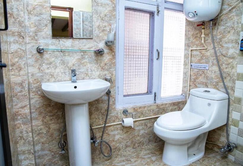 اتاق لوکس سه تخته, Peace And Joy Guest House