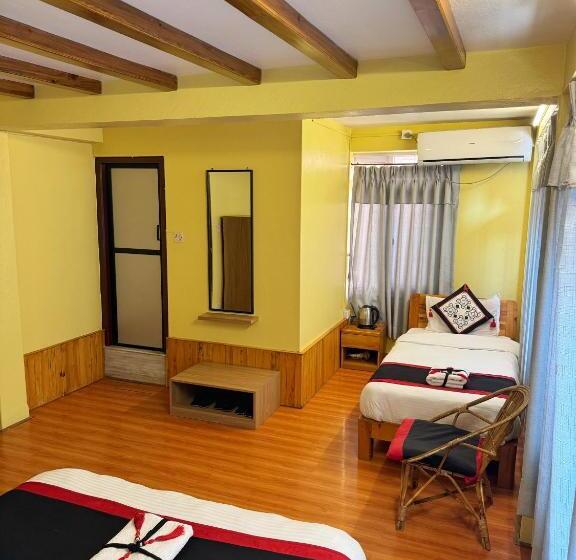 اتاق لوکس سه تخته, Peace And Joy Guest House