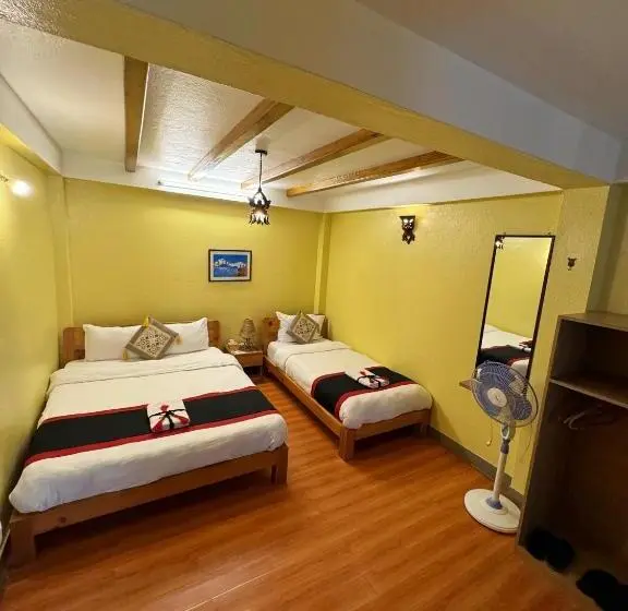 اتاق استاندارد سه نفره, Peace And Joy Guest House