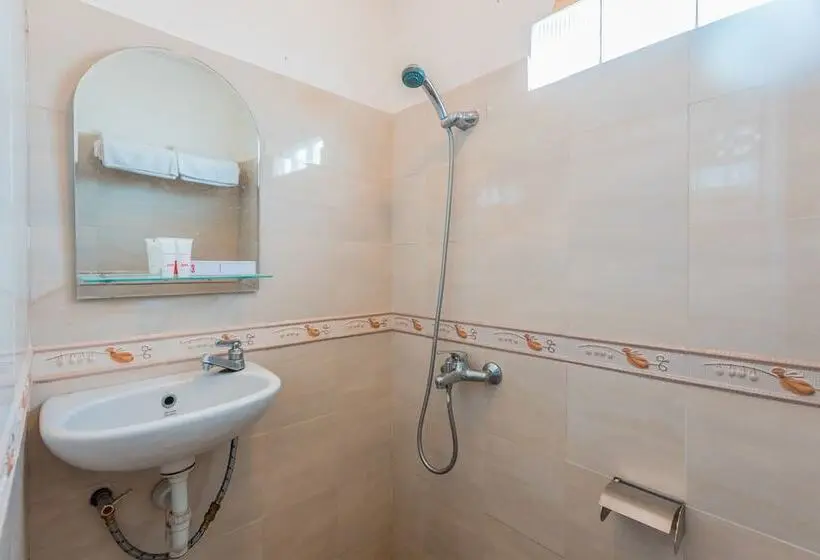 デラックスルーム, Urbanview Hotel Gunung Geulis Village By Reddoorz