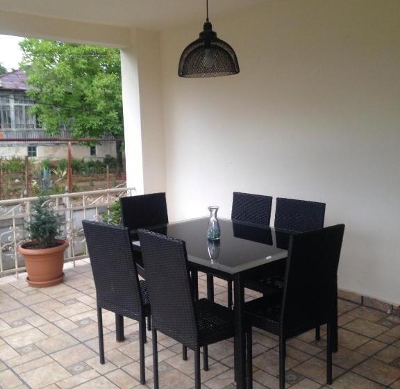 آپارتمان 1 خوابه, Stone House