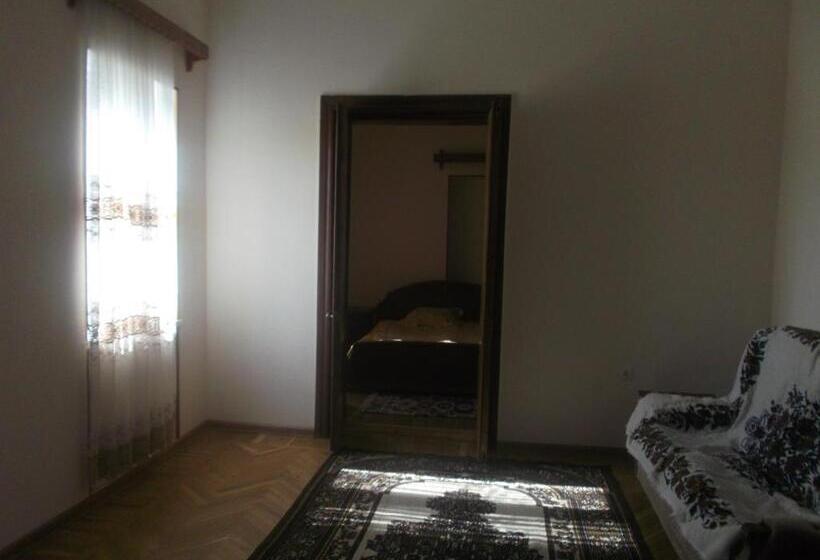 آپارتمان 1 خوابه, Stone House