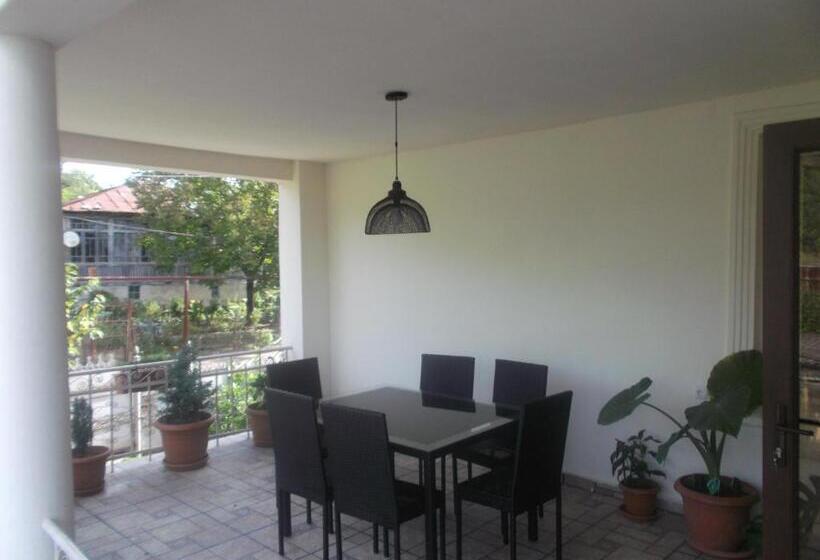 آپارتمان 1 خوابه, Stone House