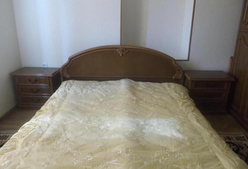 آپارتمان 1 خوابه, Stone House