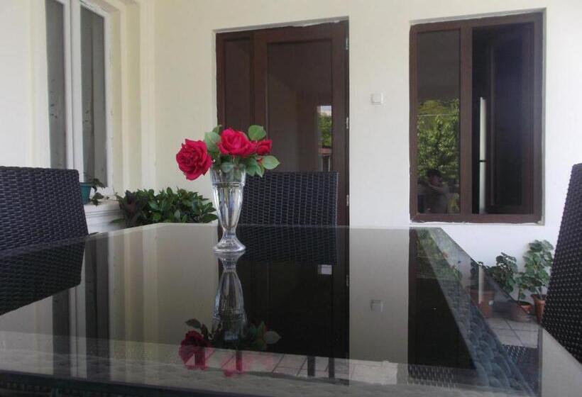 اتاق استاندارد, Stone House