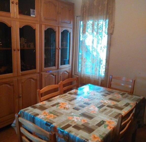 اتاق استاندارد, Stone House