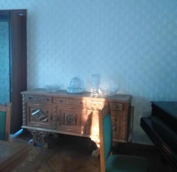 اتاق استاندارد, Stone House