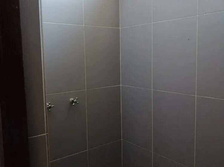 اتاق چهار تخته با دستشویی مشترک, Casa Treveris   Non Profit Hostel