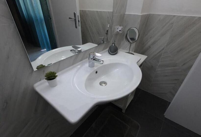 Deluxe Room King Size Bed, Pinotto Bnb