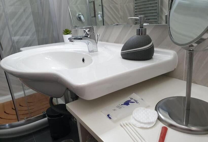 Deluxe Room King Size Bed, Pinotto Bnb