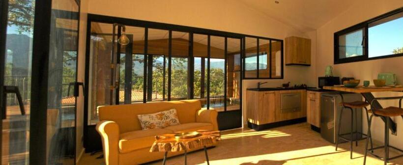 Люкс с Бассейном, A Camerina