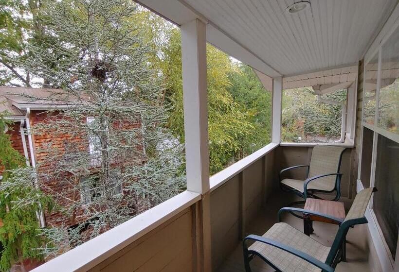 חדר סטנדרט עם מרפסת, Mckinley Edwards Inn