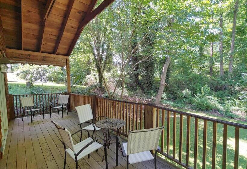 בקתה, Mckinley Edwards Inn