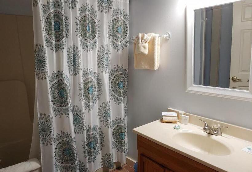 בקתה, Mckinley Edwards Inn