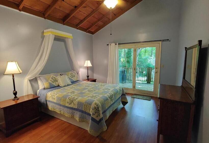 בקתה, Mckinley Edwards Inn